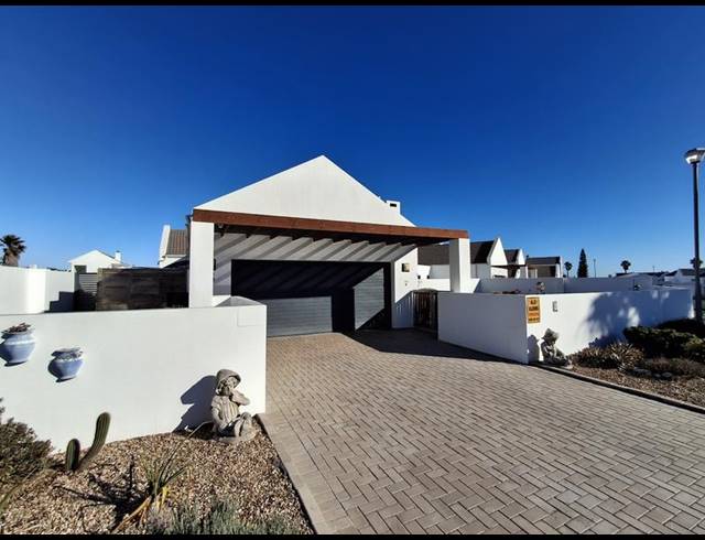 3 BEDROOM HOUSE FOR SALE IN GOLDEN MILE